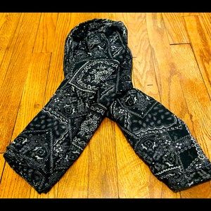 NWOT Women’s black and white scarf